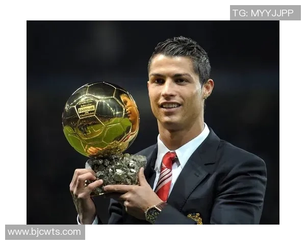 阳光下的足球明星展现迷人笑容的瞬间与激情